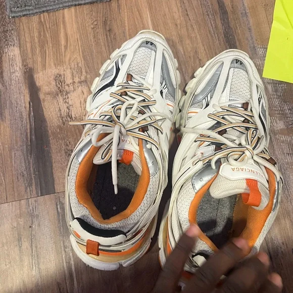 Balenciaga Dynamic White and Orange Sneakers - Picture 7 of 7